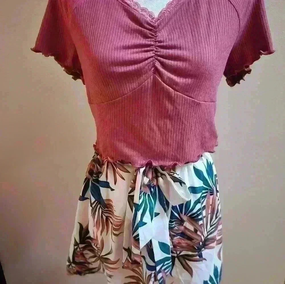 Shein outfit! 1 pair of shorts with 2 tops. Women's 1x - Picture 2 of 16